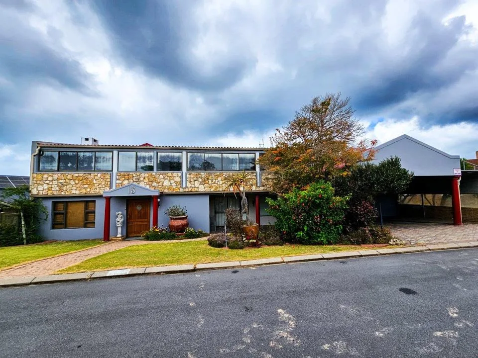 4 Bedroom House for sale in Stilbaai Wes