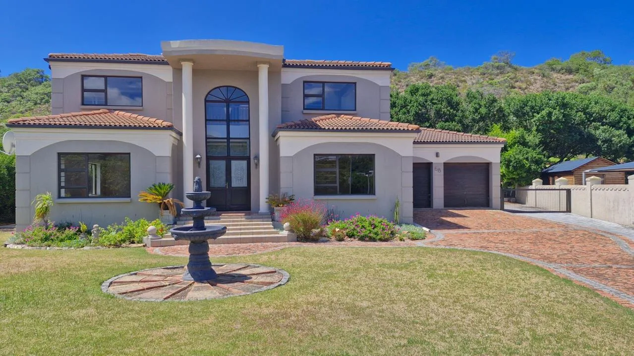 4 Bedroom House for sale in Cola Beach