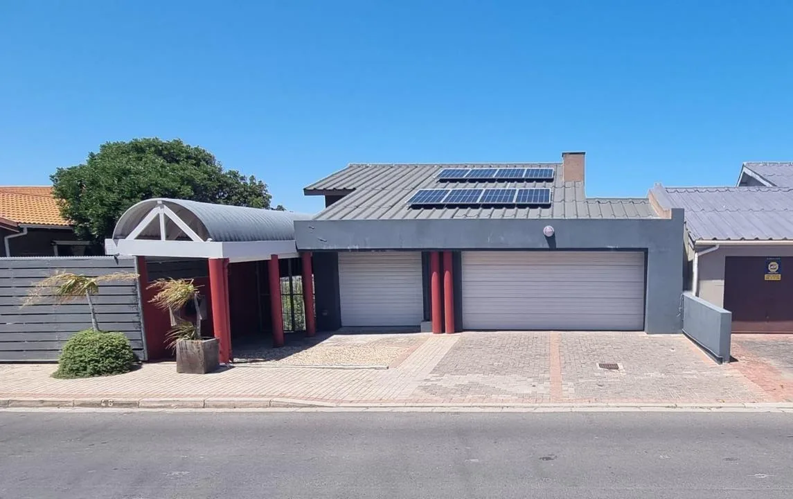 4 Bedroom House for sale in Saldanha Central