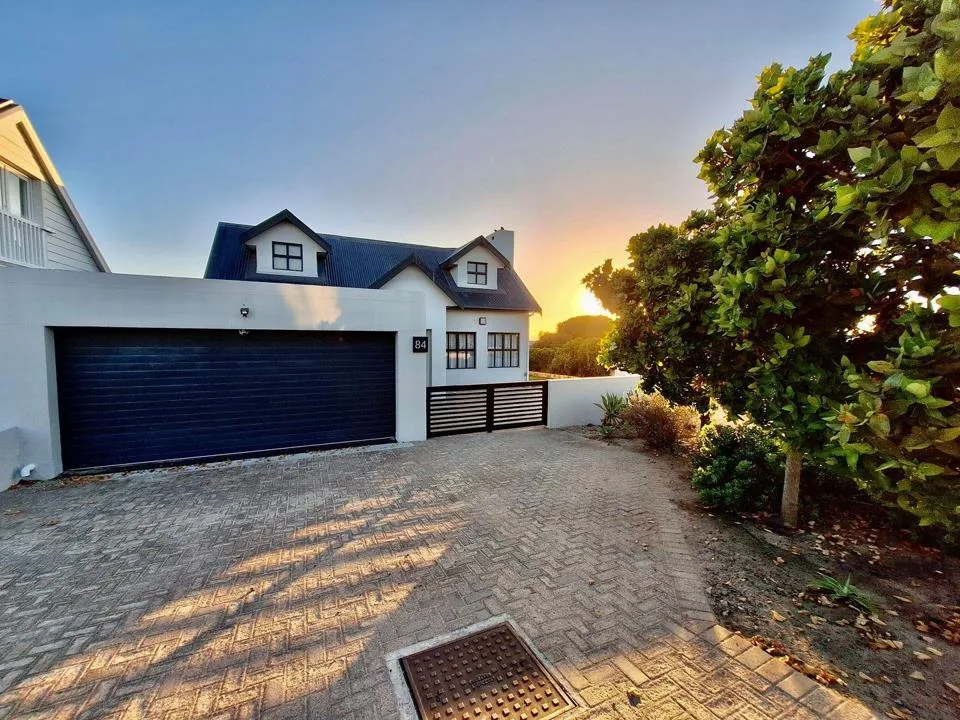 4 Bedroom House for sale in Grotto Bay