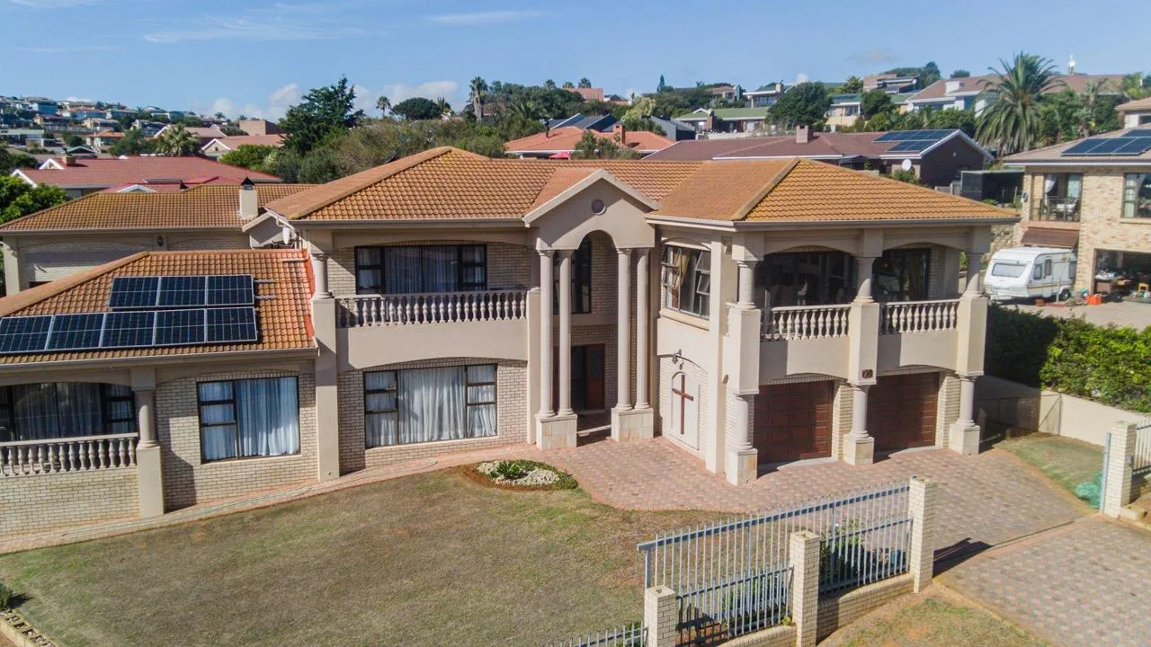 6 Bedroom House for sale in Hartenbos Heuwels