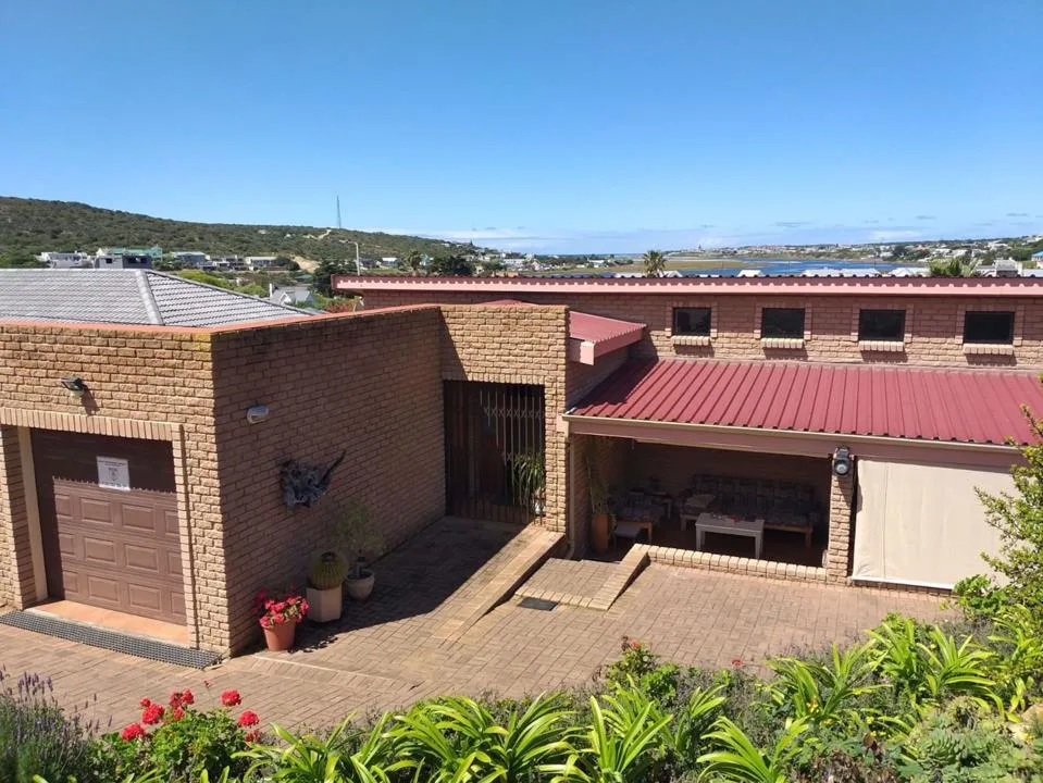 2 Bedroom House for sale in Stilbaai Wes