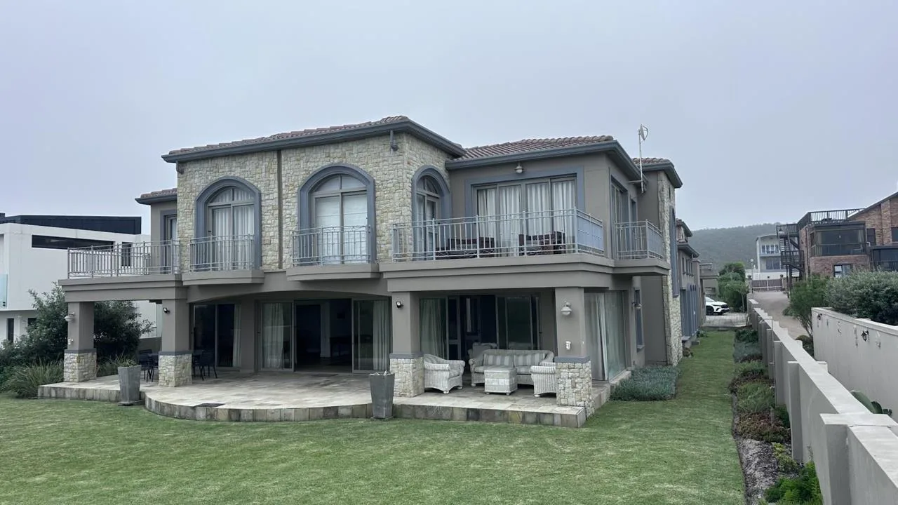 6 Bedroom House for sale in Myoli Beach