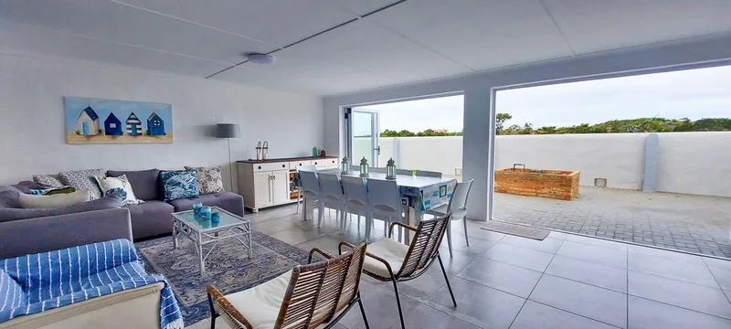 4 Bedroom House for sale in Struisbaai