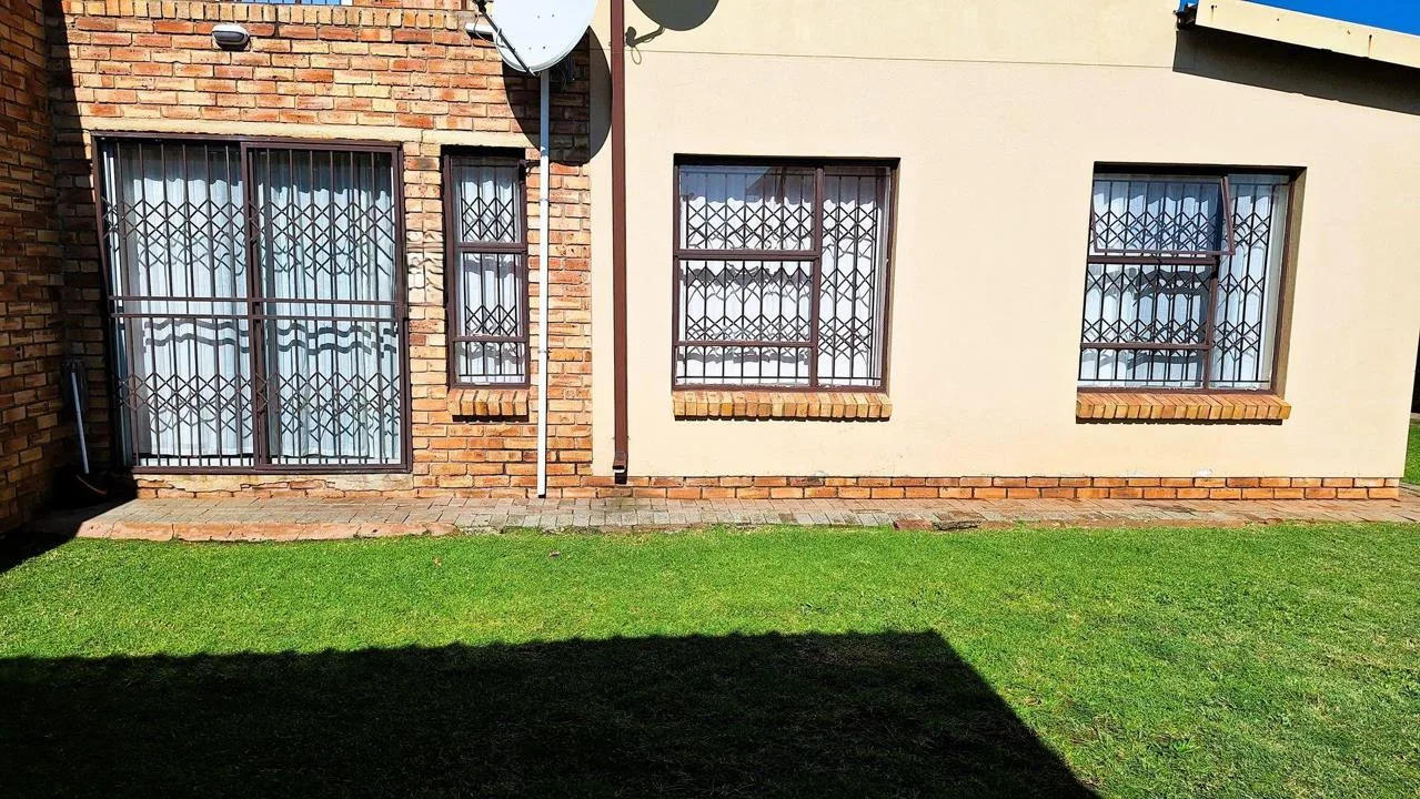 3 Bedroom Apartment / flat to rent in Staalrus