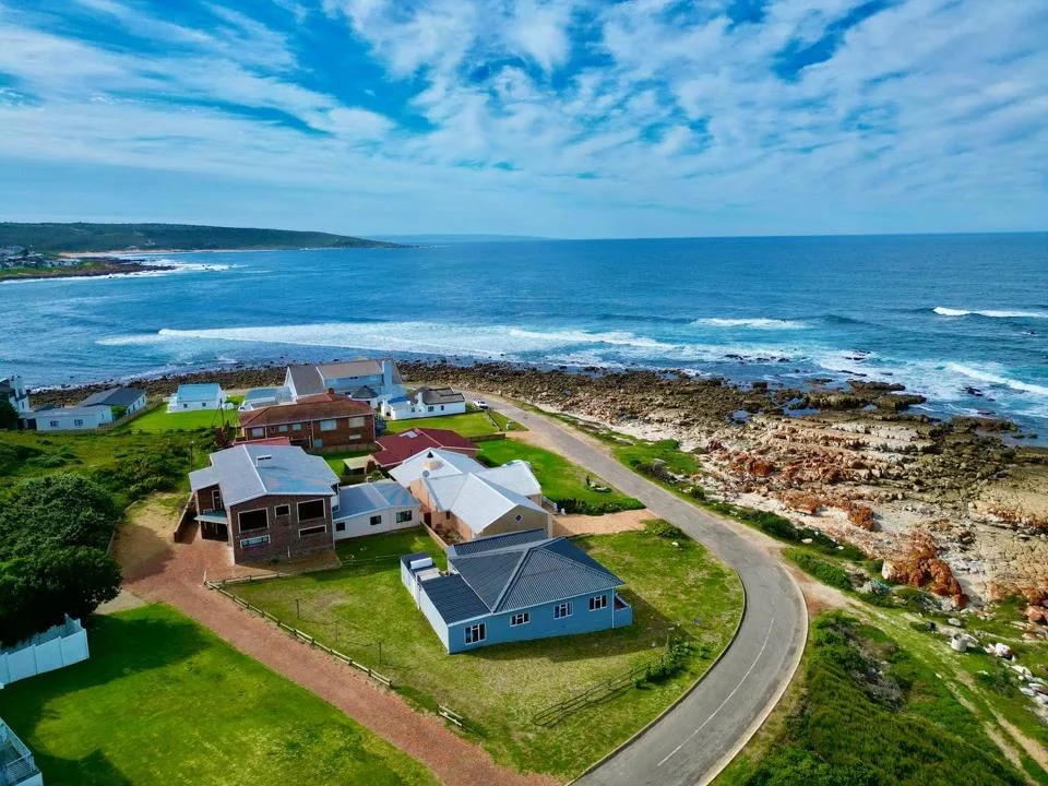 4 Bedroom House for sale in Jongensfontein