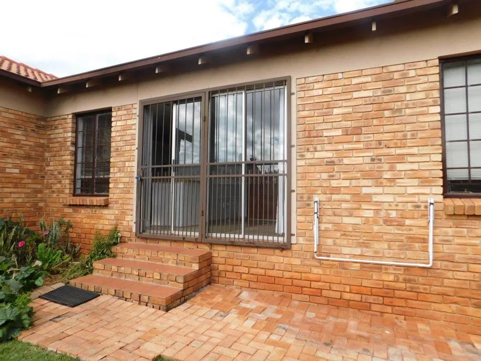 2 Bedroom Townhouse to rent in Weltevreden Park