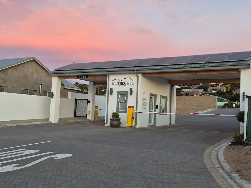 3 Bedroom House for sale in Fraaiuitsig
