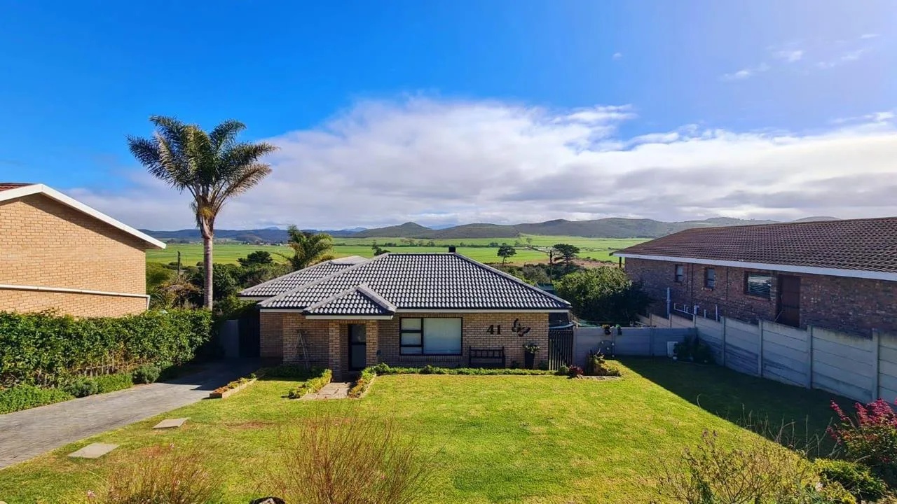 2 Bedroom House for sale in Fraaiuitsig