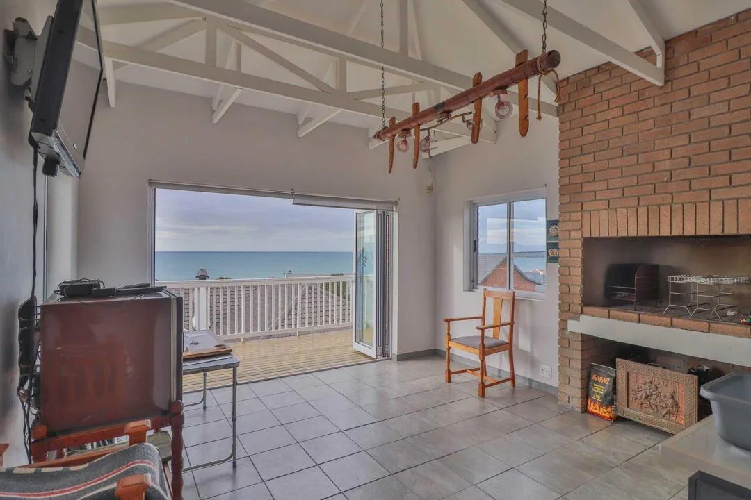 3 Bedroom House for sale in Boggomsbaai