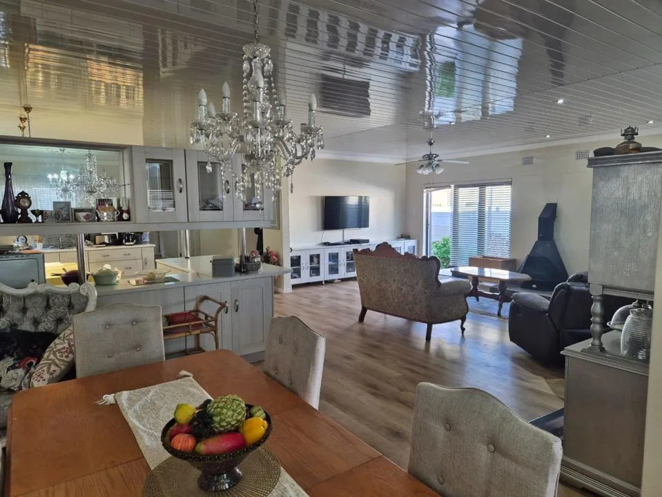3 Bedroom House for sale in Van Riebeeck Park