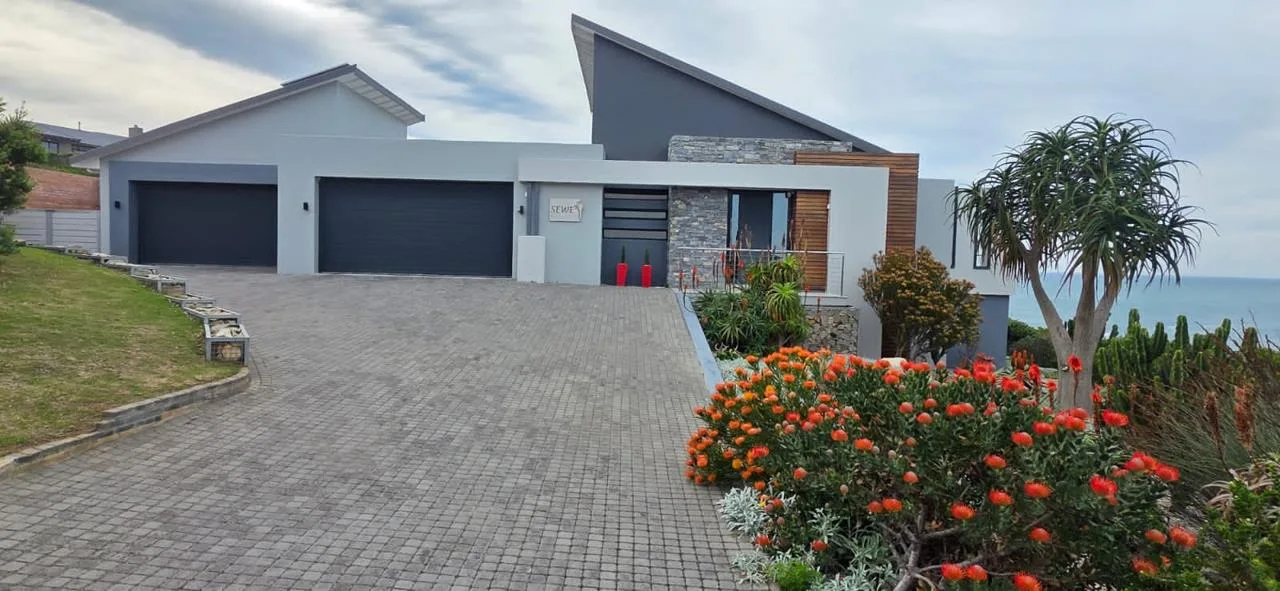 4 Bedroom House for sale in Village On Sea