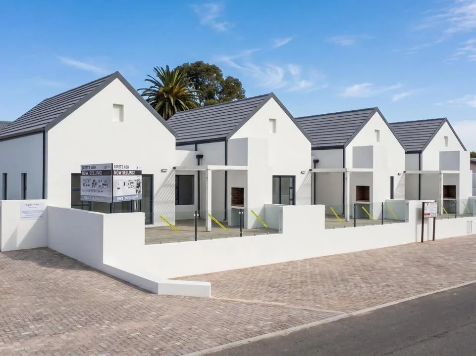2 Bedroom House for sale in Velddrif