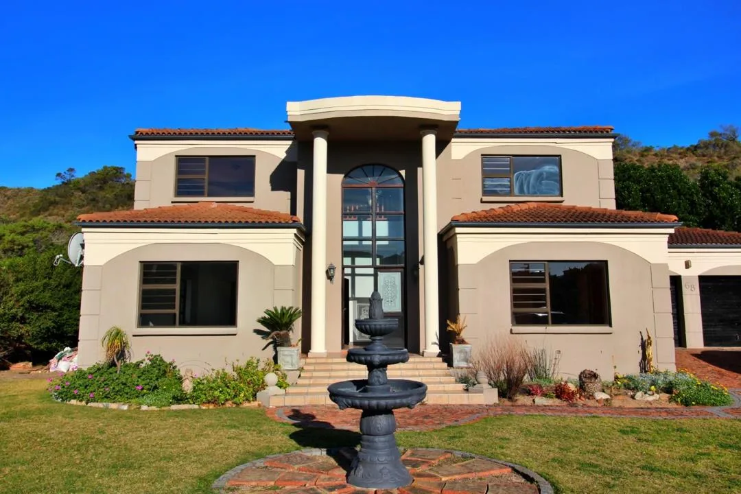 4 Bedroom House for sale in Cola Beach