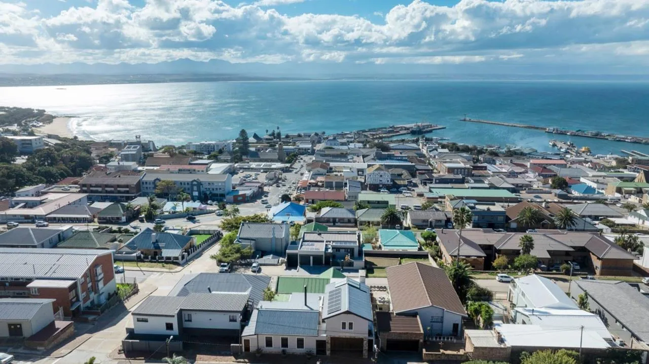 7 Bedroom House for sale in Mossel Bay Central