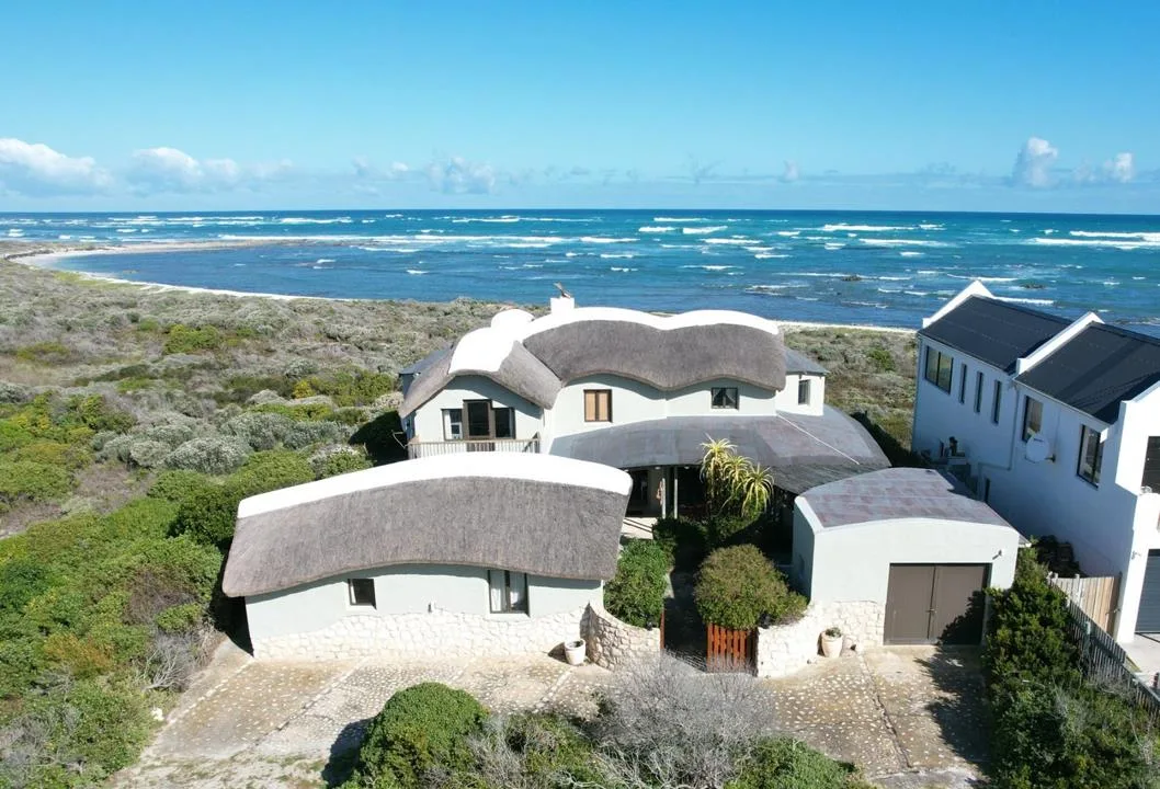 6 Bedroom House for sale in Suiderstrand