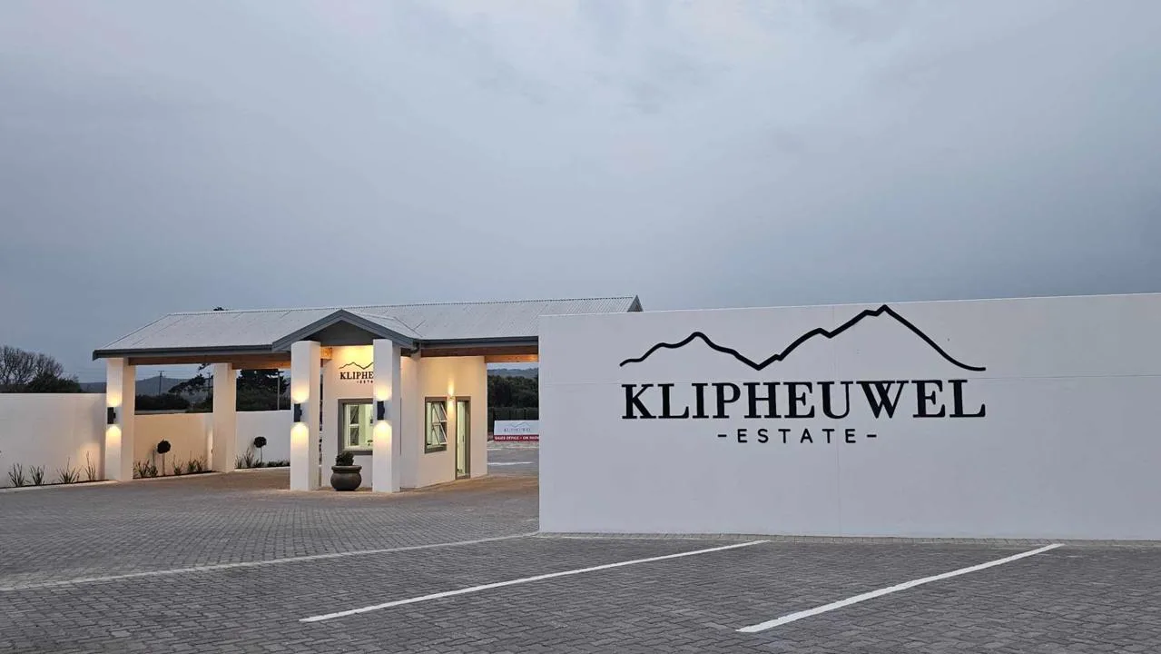 2 Bedroom House for sale in Fraaiuitsig
