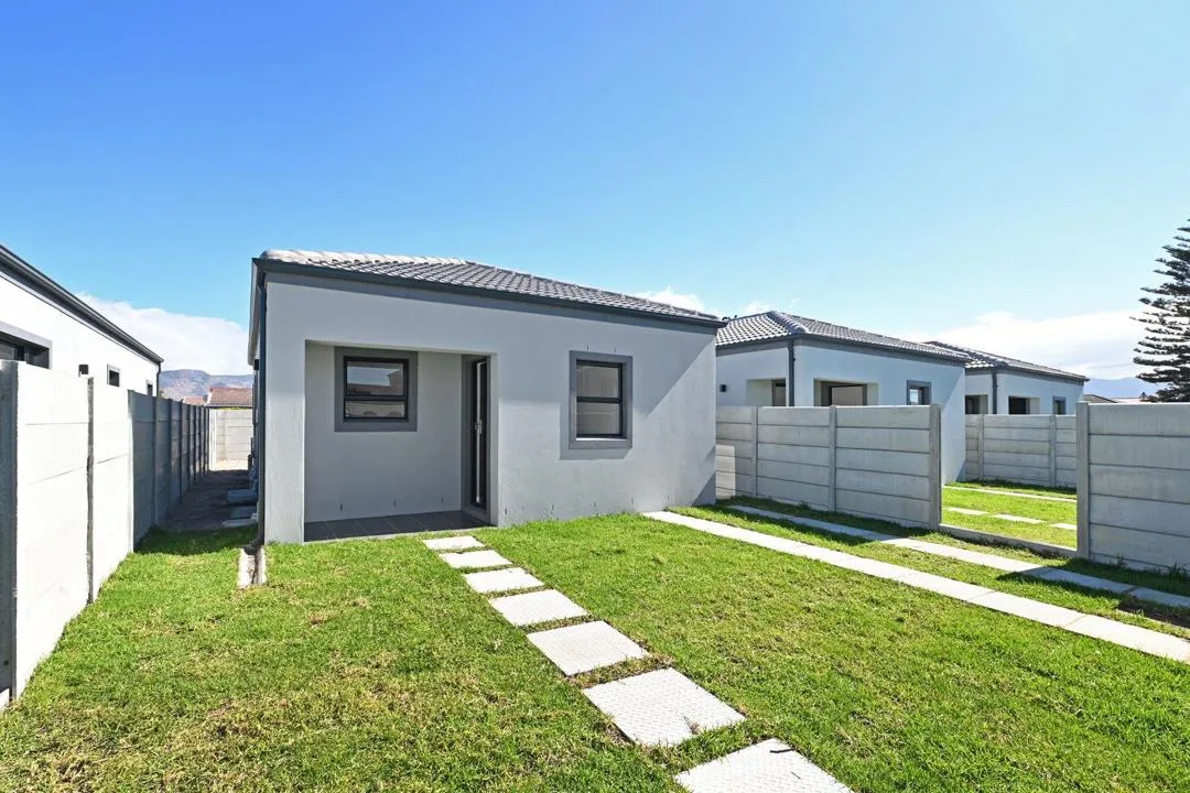 3 Bedroom House for sale in Grassy Park