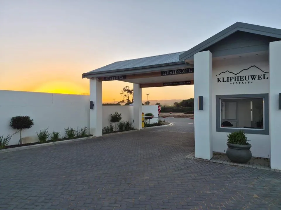 3 Bedroom House for sale in Fraaiuitsig