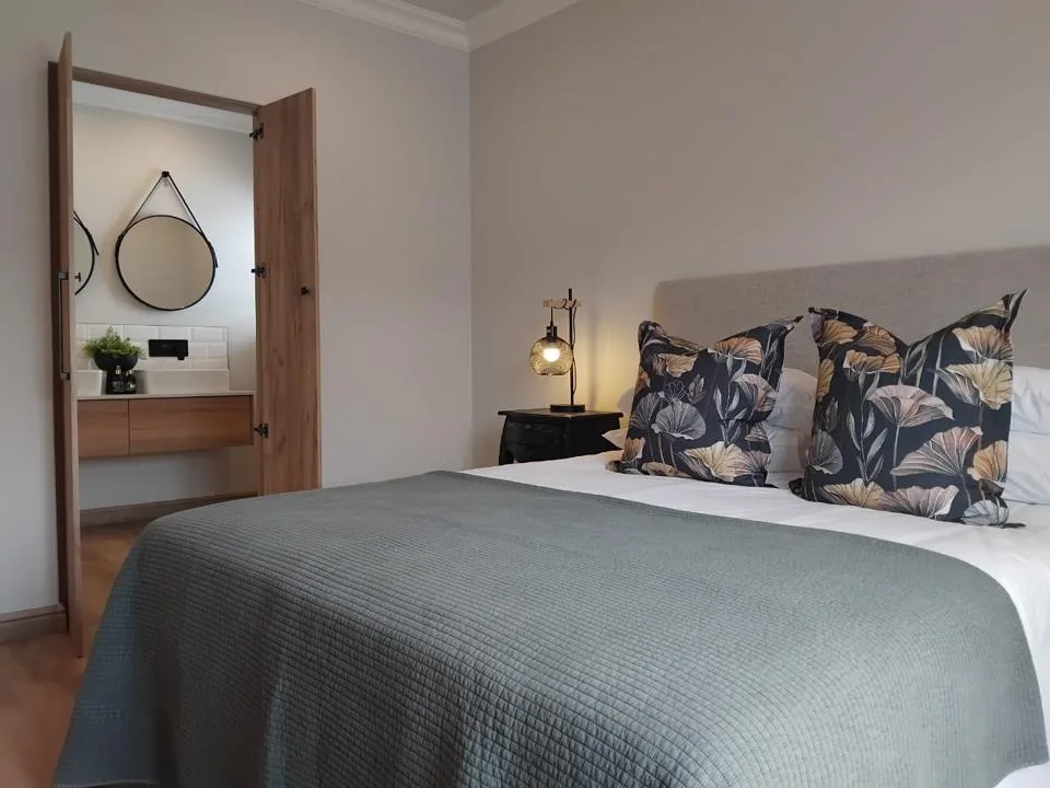 2 Bedroom House for sale in Fraaiuitsig
