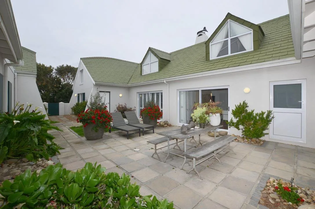 4 Bedroom House for sale in Jakkalsfontein