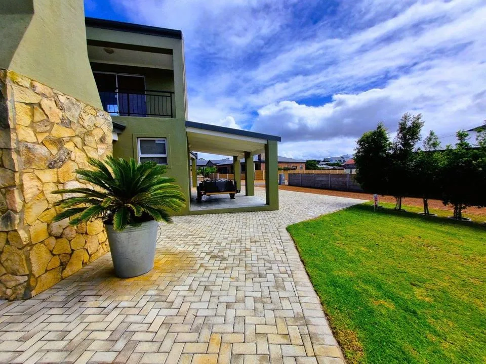 6 Bedroom House for sale in Stilbaai Wes