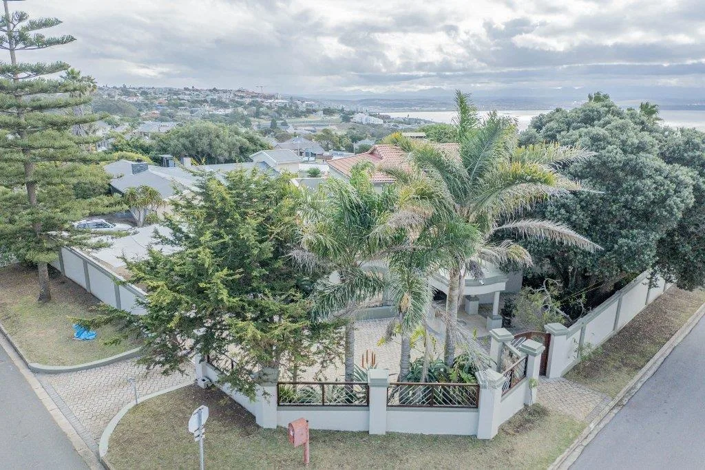 5 Bedroom House for sale in Mossel Bay Central