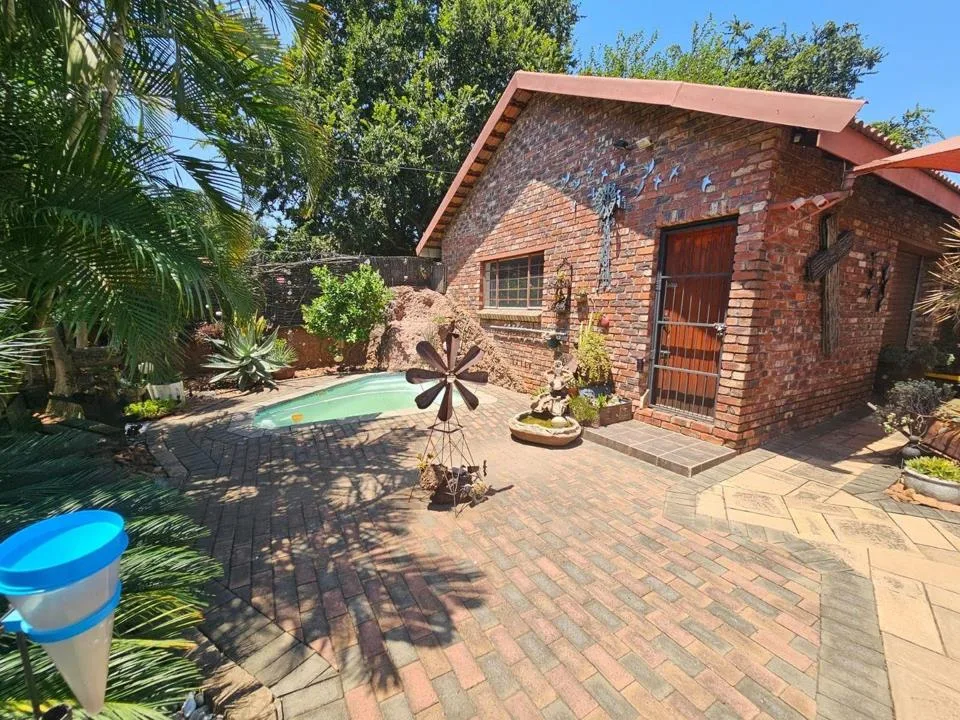 3 Bedroom House for sale in Oos Einde