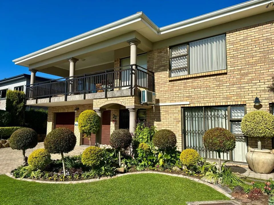4 Bedroom House for sale in Fraaiuitsig