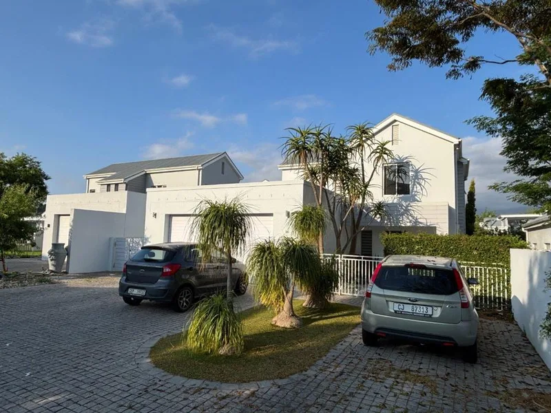 3 Bedroom House for sale in Lemoenkloof