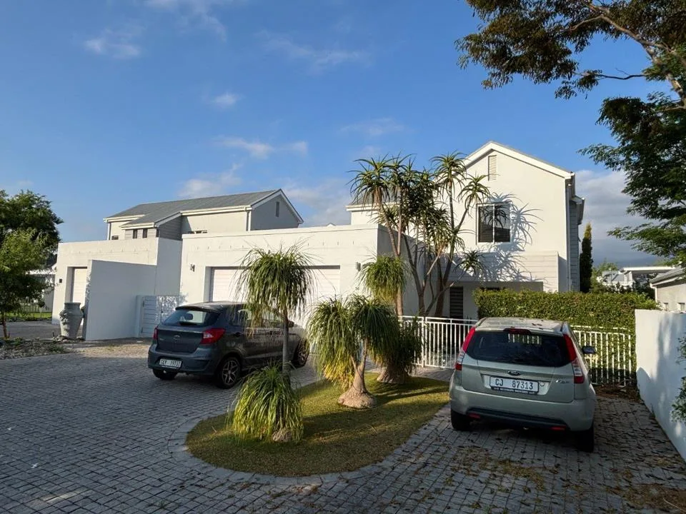 3 Bedroom House for sale in Lemoenkloof