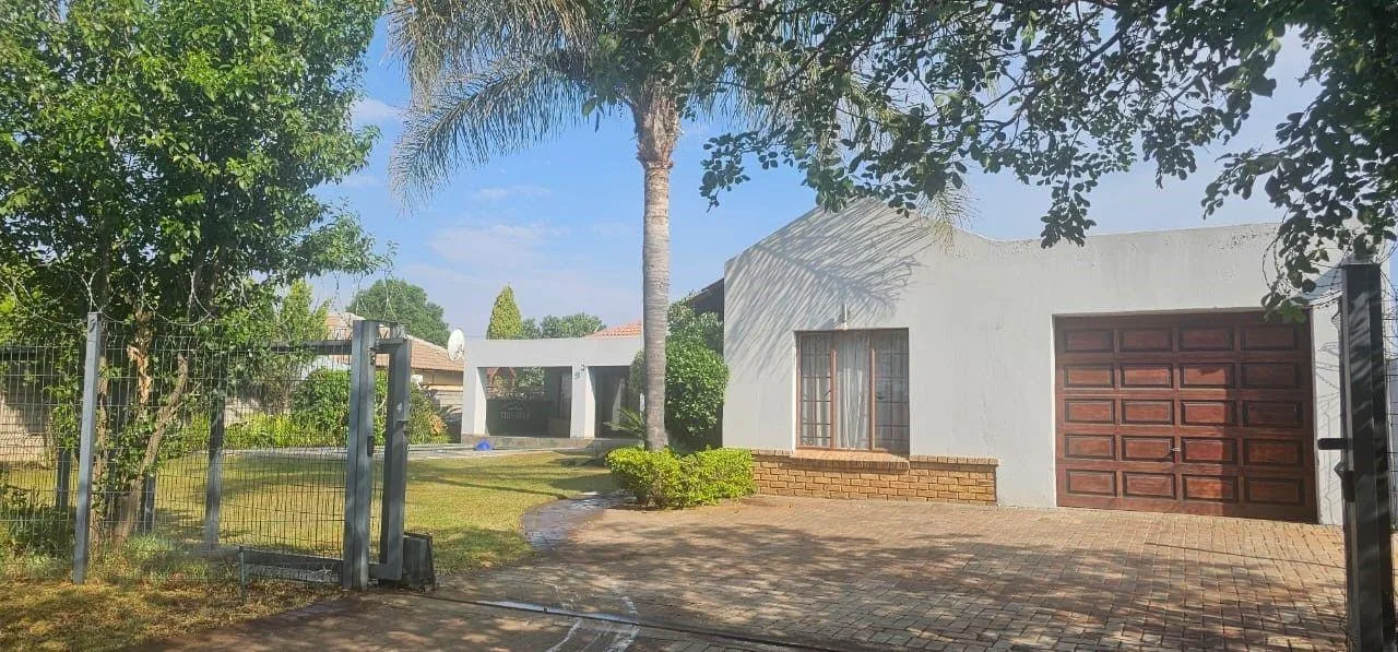 5 Bedroom House for sale in Mooinooi