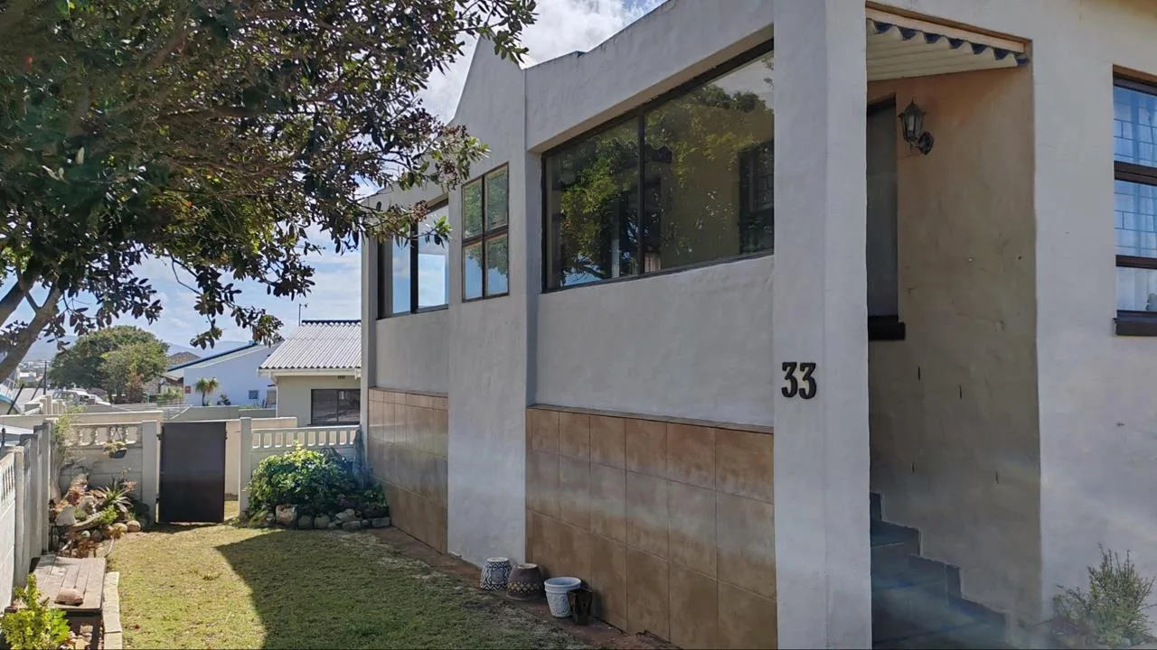 5 Bedroom House for sale in Witsand