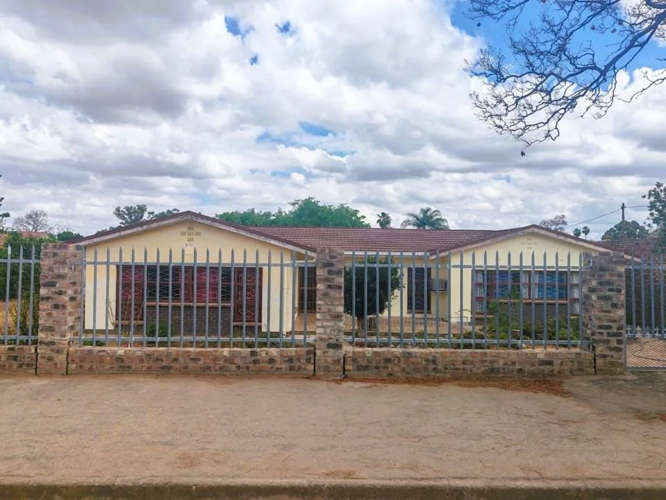 5 Bedroom House for sale in Oudtshoorn North