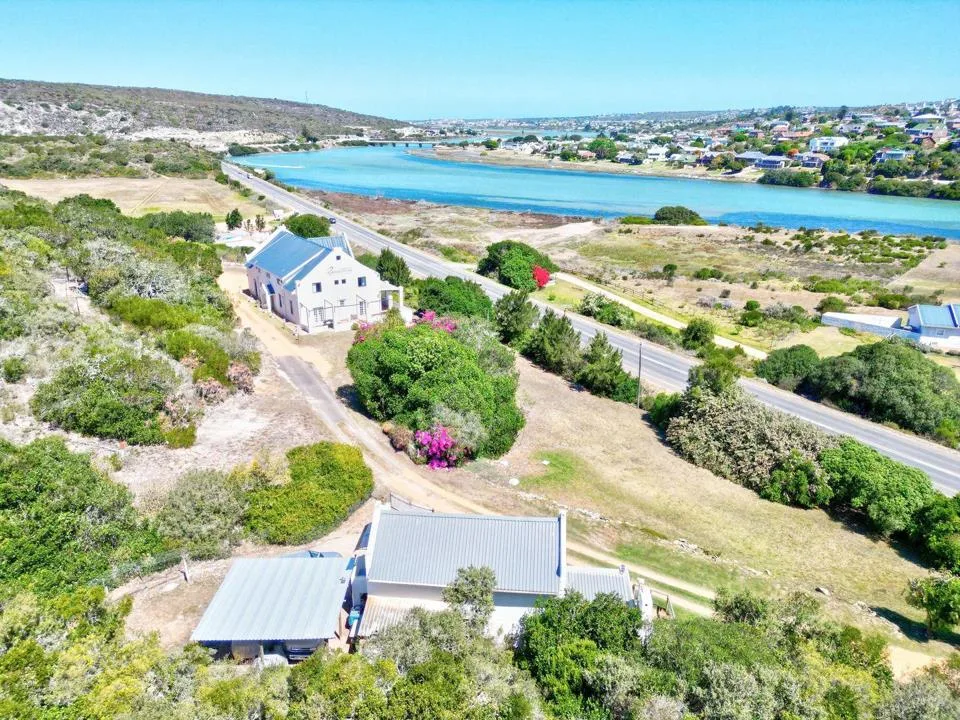8 Bedroom House for sale in Stilbaai Oos