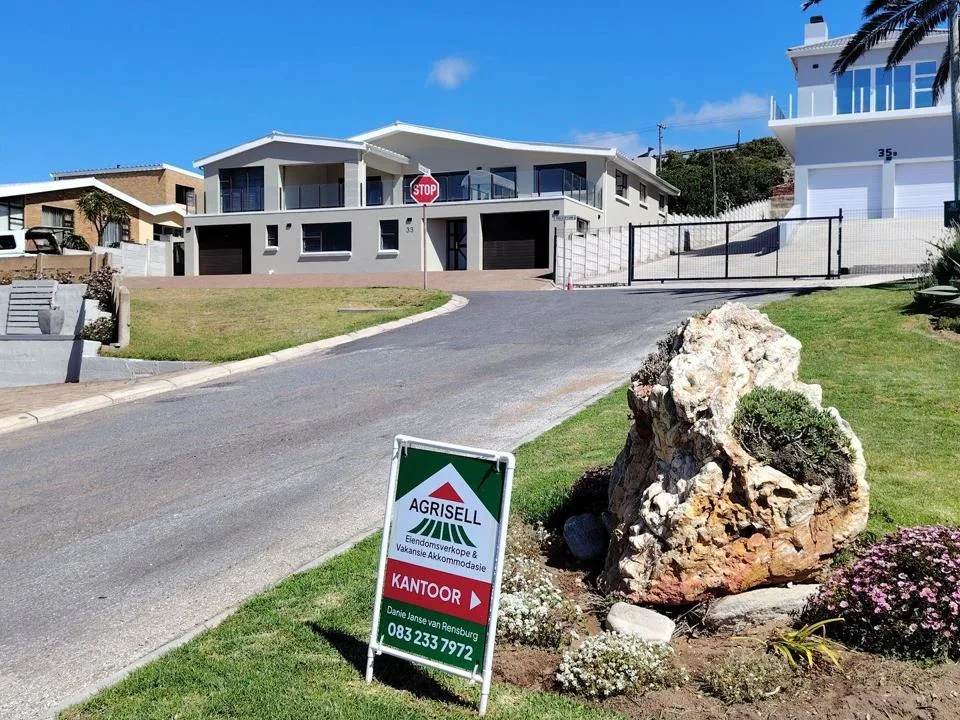 5 Bedroom House for sale in Jongensfontein