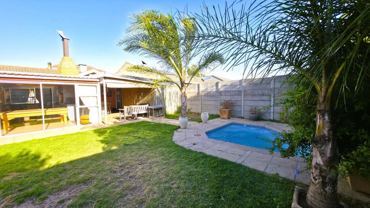 4 Bedroom House for sale in Uitzicht
