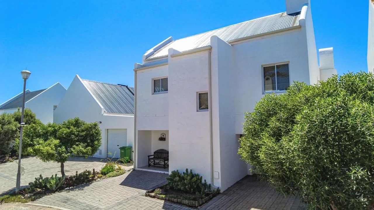 3 Bedroom House for sale in Lampiesbaai