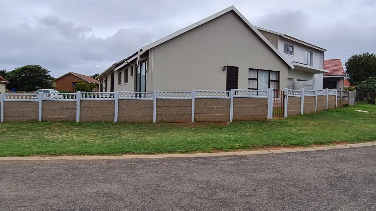 6 Bedroom House for sale in Mossel Bay Ext 26