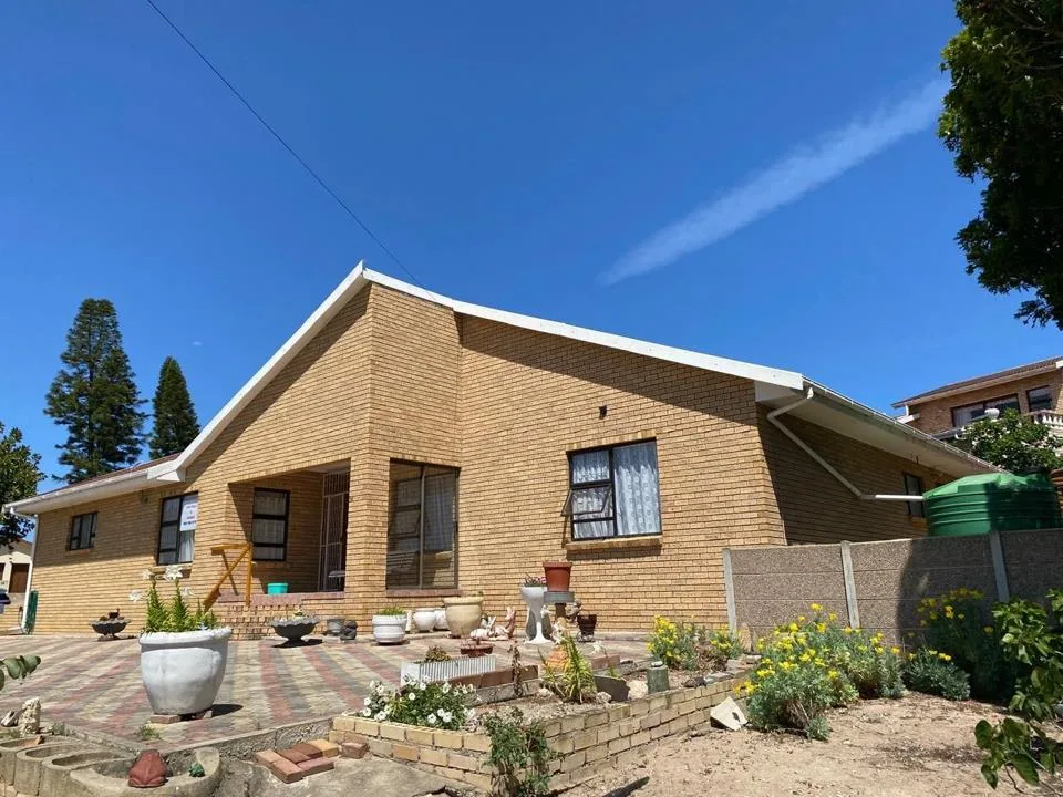 3 Bedroom House for sale in Fraaiuitsig