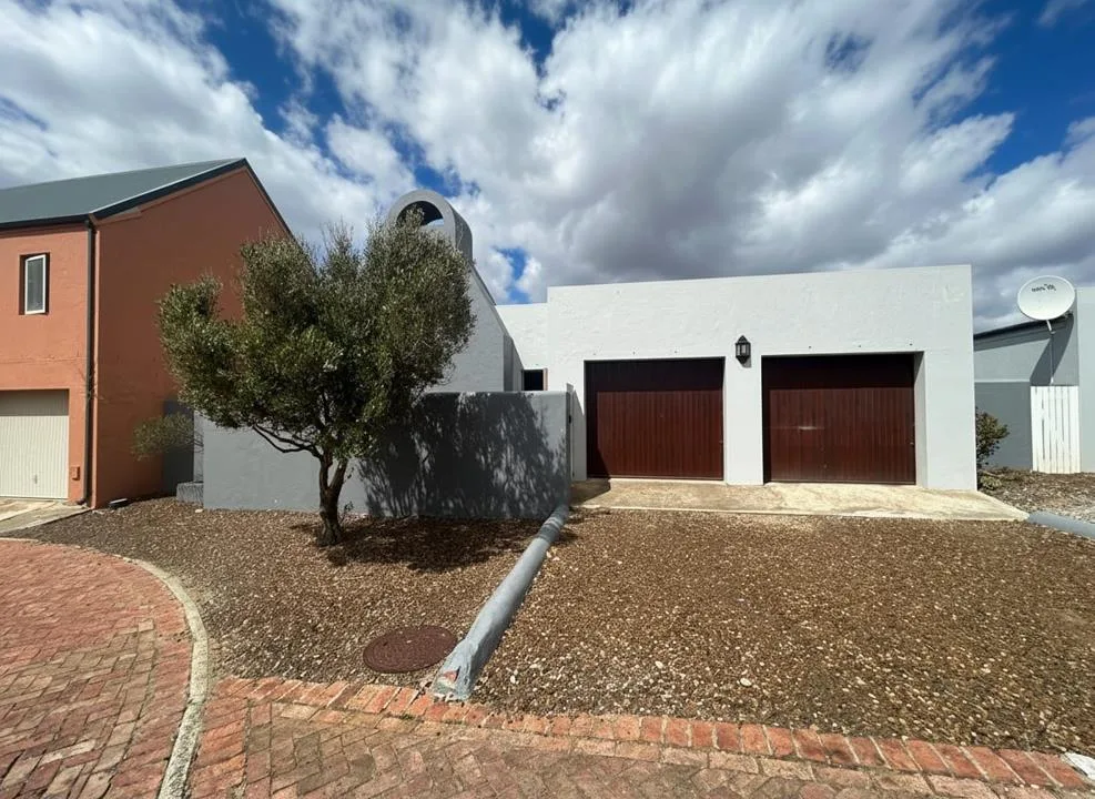 3 Bedroom Townhouse for sale in Bredasdorp