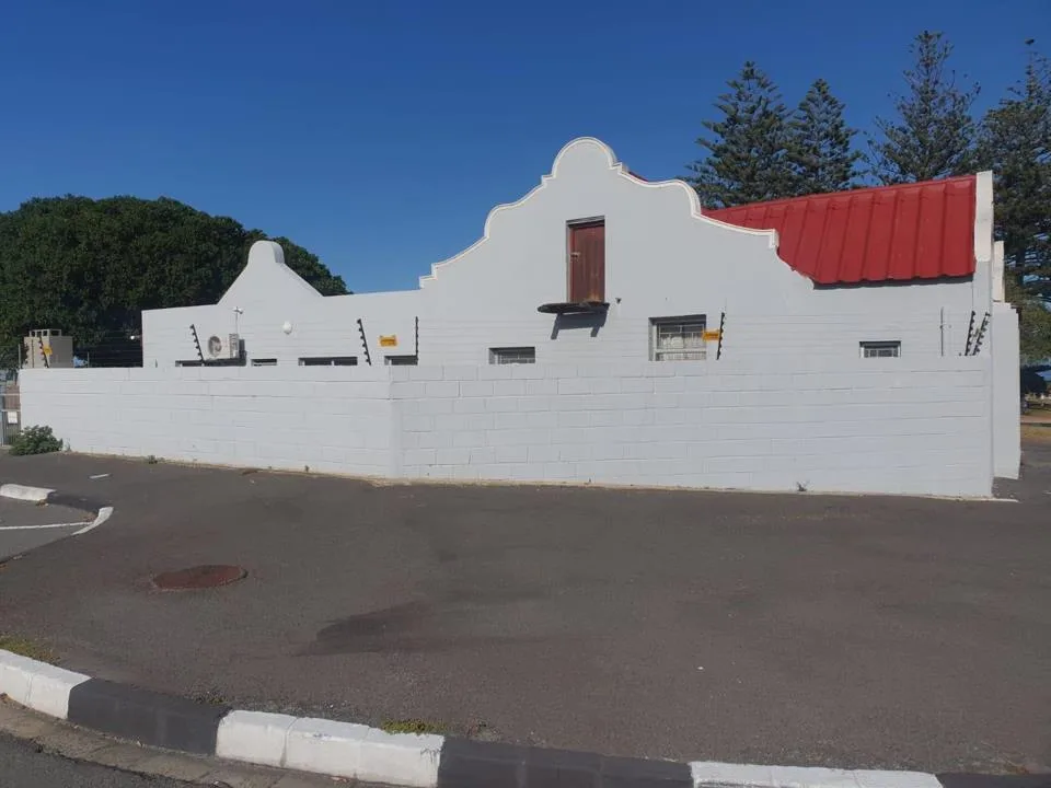 6 Bedroom House for sale in Gansbaai Central