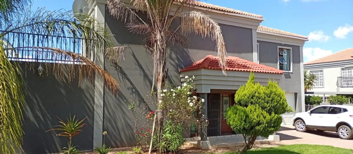 5 Bedroom Townhouse for sale in Doringkruin