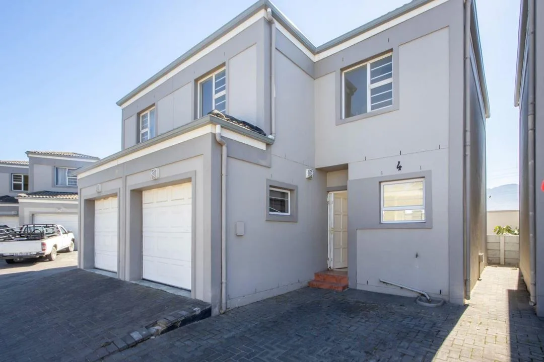 3 Bedroom Townhouse for sale in Longlands