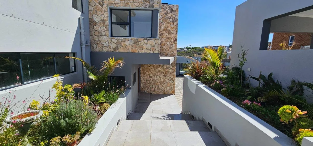 5 Bedroom House for sale in Stilbaai Wes