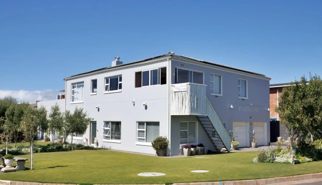 7 Bedroom House for sale in Stilbaai Wes