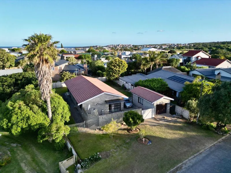 4 Bedroom House for sale in Stilbaai Wes