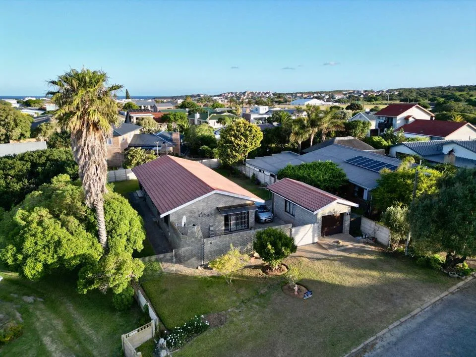 4 Bedroom House for sale in Stilbaai Wes