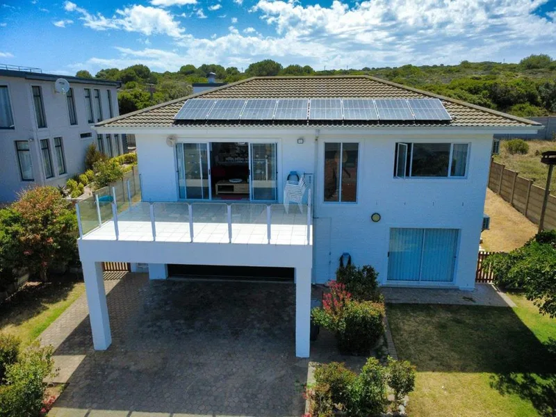 4 Bedroom House for sale in Jongensfontein