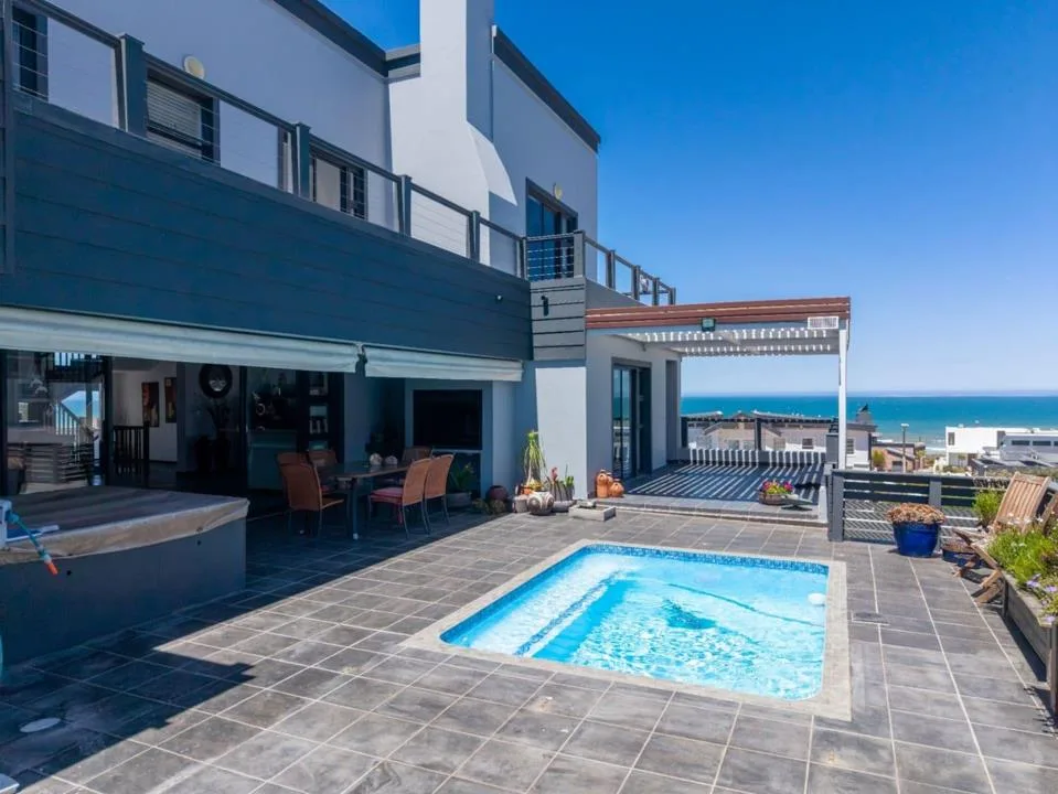 4 Bedroom House for sale in Yzerfontein